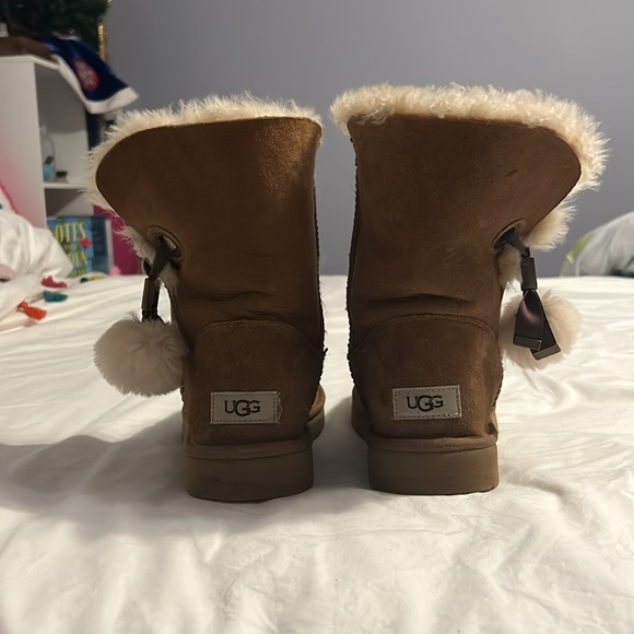 Ugg boot with Pom Pom detail - Picture 4 of 6